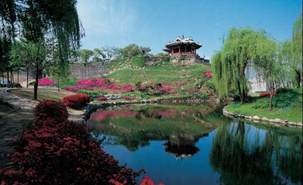 訪花隨柳亭樓高兩層,華麗而優雅,故被稱為龍淵的蓮池。(相片來源: 水原市旅遊局 ) 水原